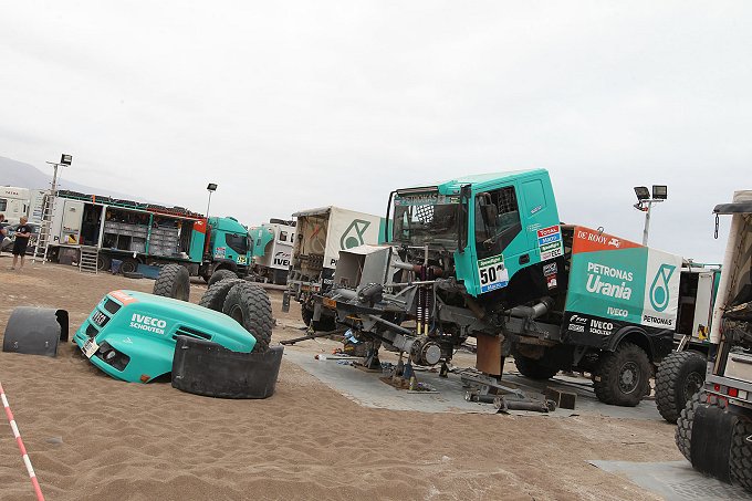 Vrachtwagens van Team Dakar de Rooy weer tip top als nieuw